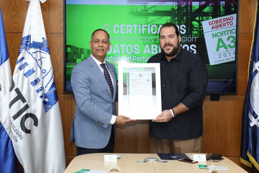 Director de OPTIC entregando certificación NORTIC a Director de Autoridad Portuaria Dominicana