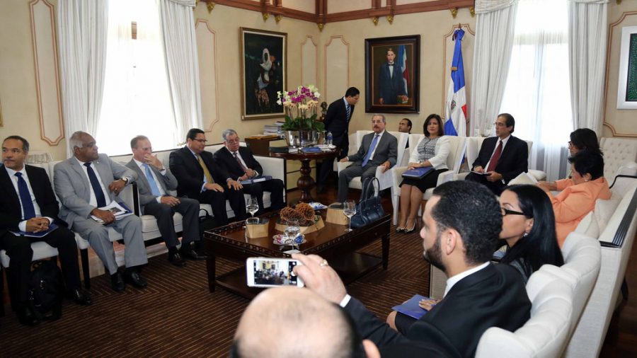 Funcionarios del gobierno en reunión con el Presidente Medina