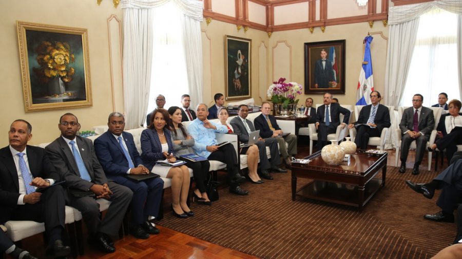 Reunión de funcionarios del gobierno junto al Presidente Medina