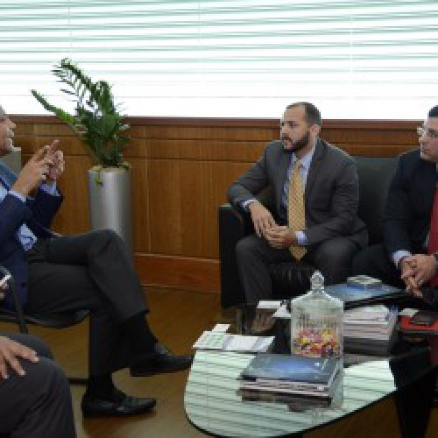 Director de OPTIC en su despacho junto a delegación de Puerto Rico