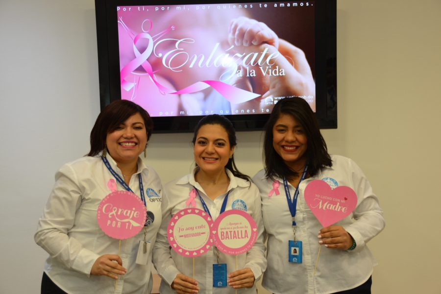 Colaboradoras de OPTIC haciendo campaña contra el cáncer de mama