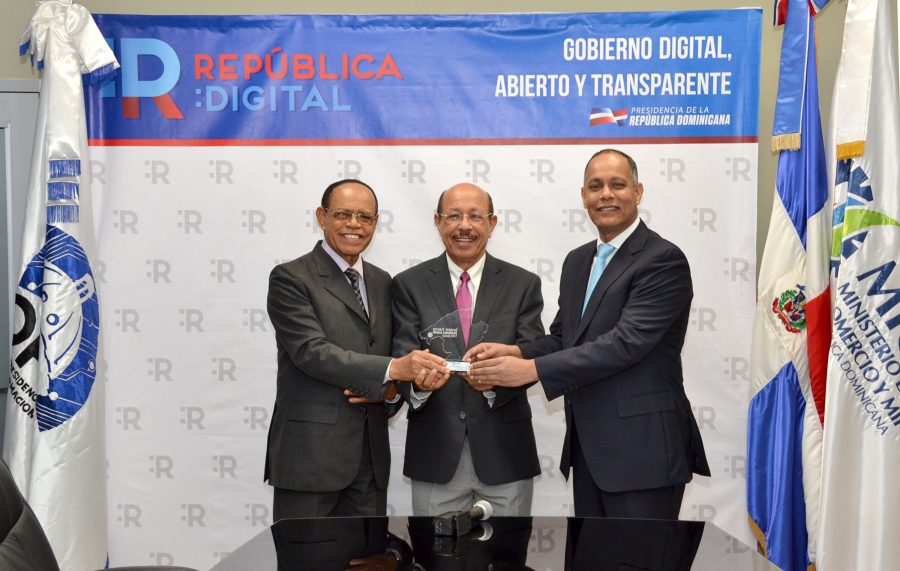 Funcionarios del gobierno en representación de República Dominicana, reciben premio a la mejor innovación cultural