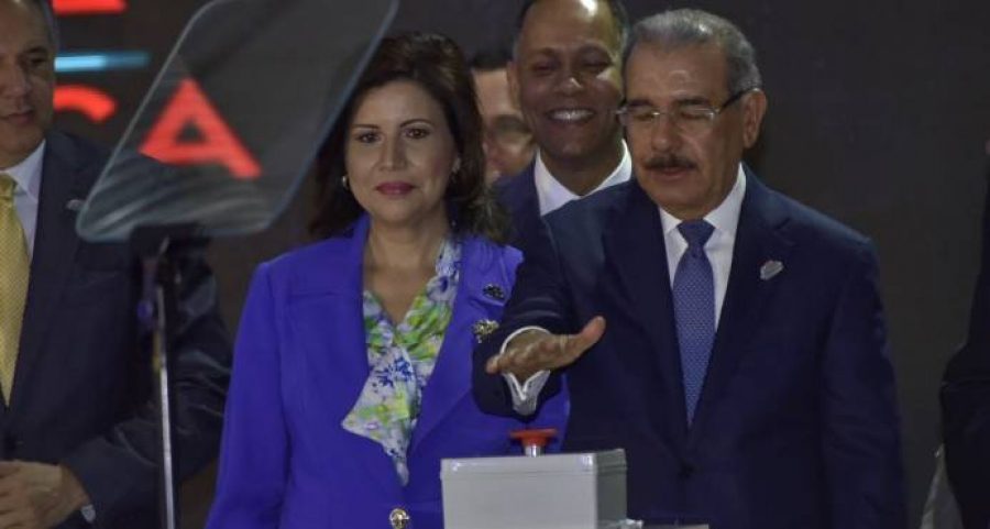 Presidente Medina inaugurando el Data Center del Estado