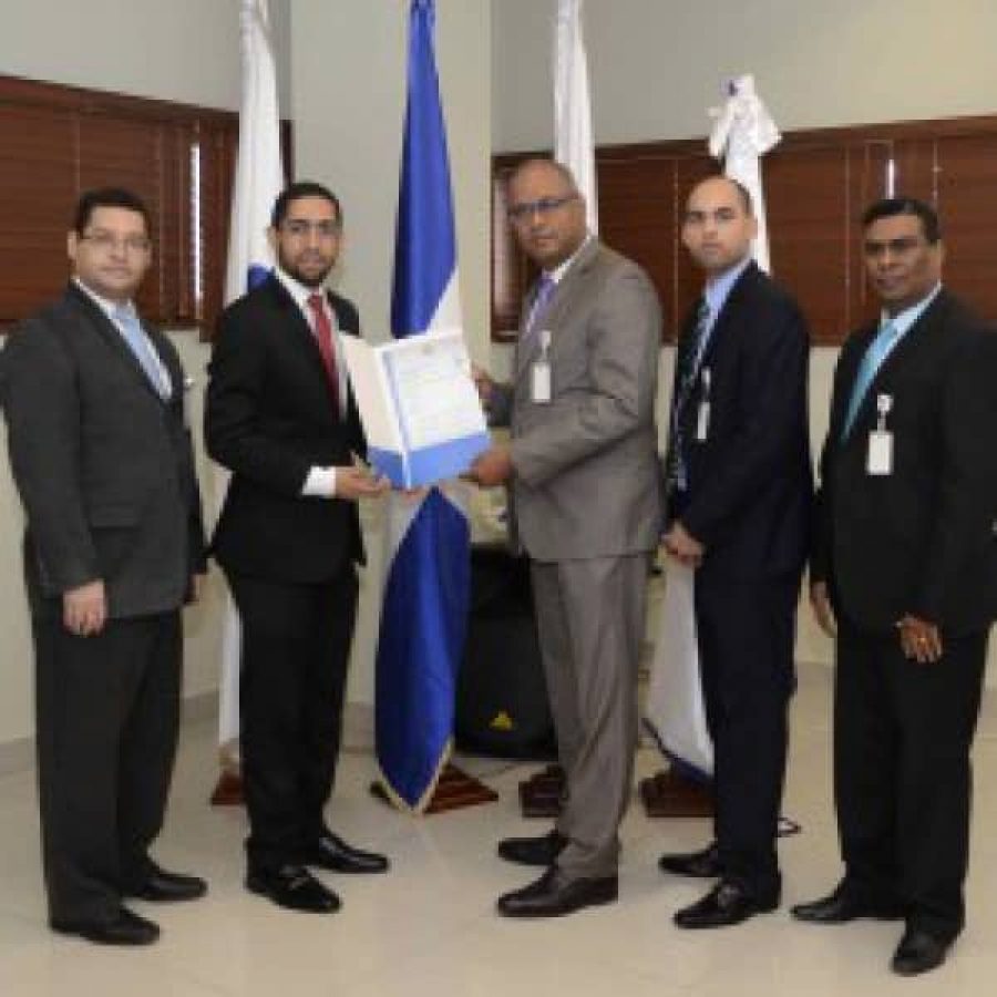 Miembros de OPTIC entregan certificación NORTIC al HMRA