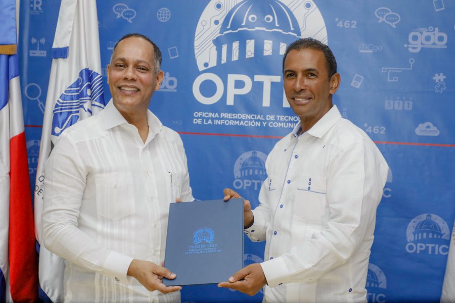 Director de OPTIC firma acuerdo con Director de DIGEPEP