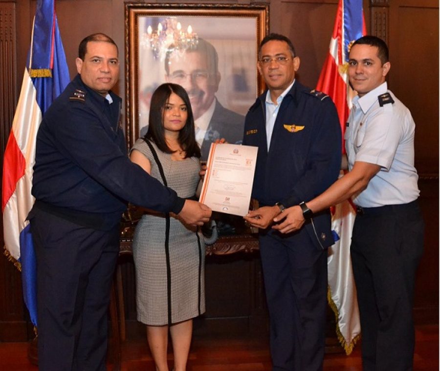 Gerente de Normas y Estándares entrega certificación NORTIC a la Fuerza Aérea Dominicana