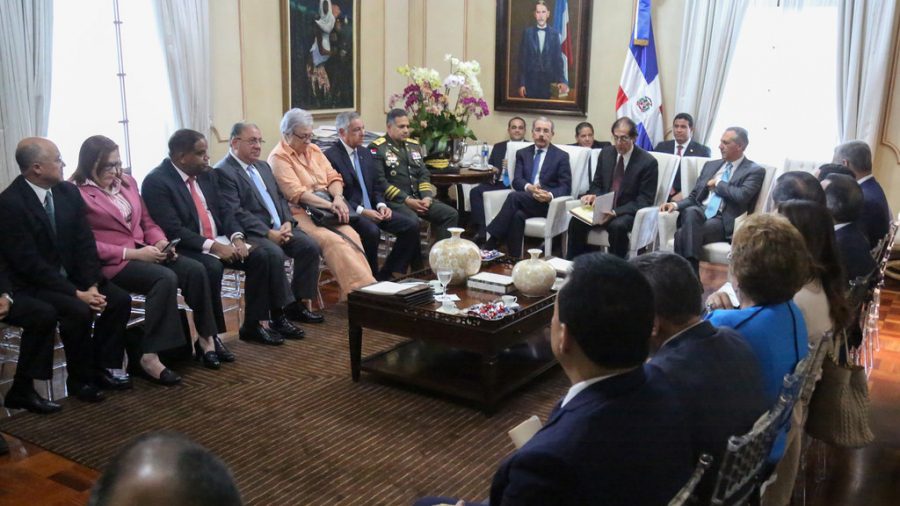 Reunión de funcionarios del gobierno junto al Presidente Medina