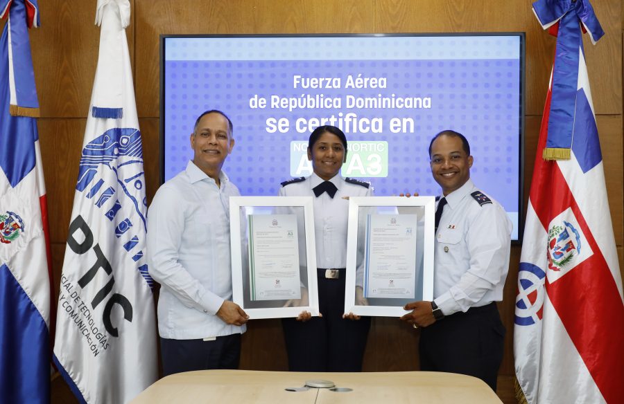 Director de OPTIC entrega certificados NORTIC a miembros de la Fuerza Aérea