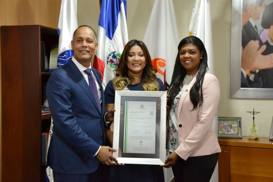 Director de OPTIC y representante de la DIGEIG entregan certificación NORTIC a Ministra de la Juventud