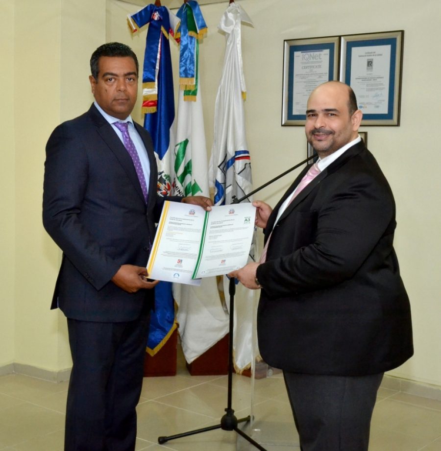 Director Técnico de OPTIC entrega certificado NORTIC al director de ARL Salud Segura
