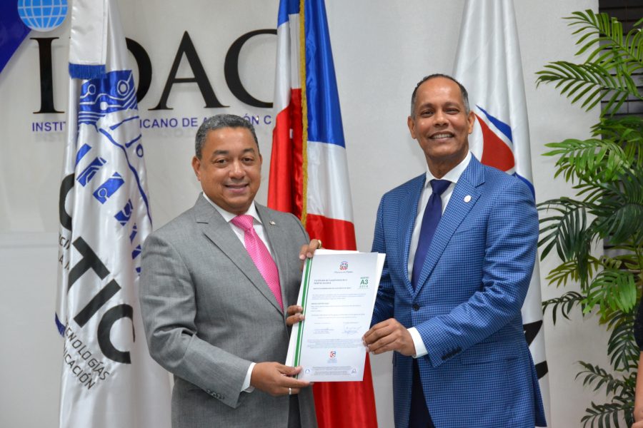 Director de OPTIC entrega certificado NORTIC al IDAC