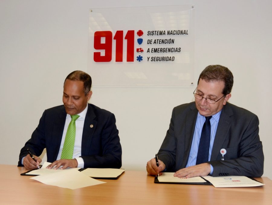 Director de la OPTIC y del 911 firmando acuerdo de cooperación