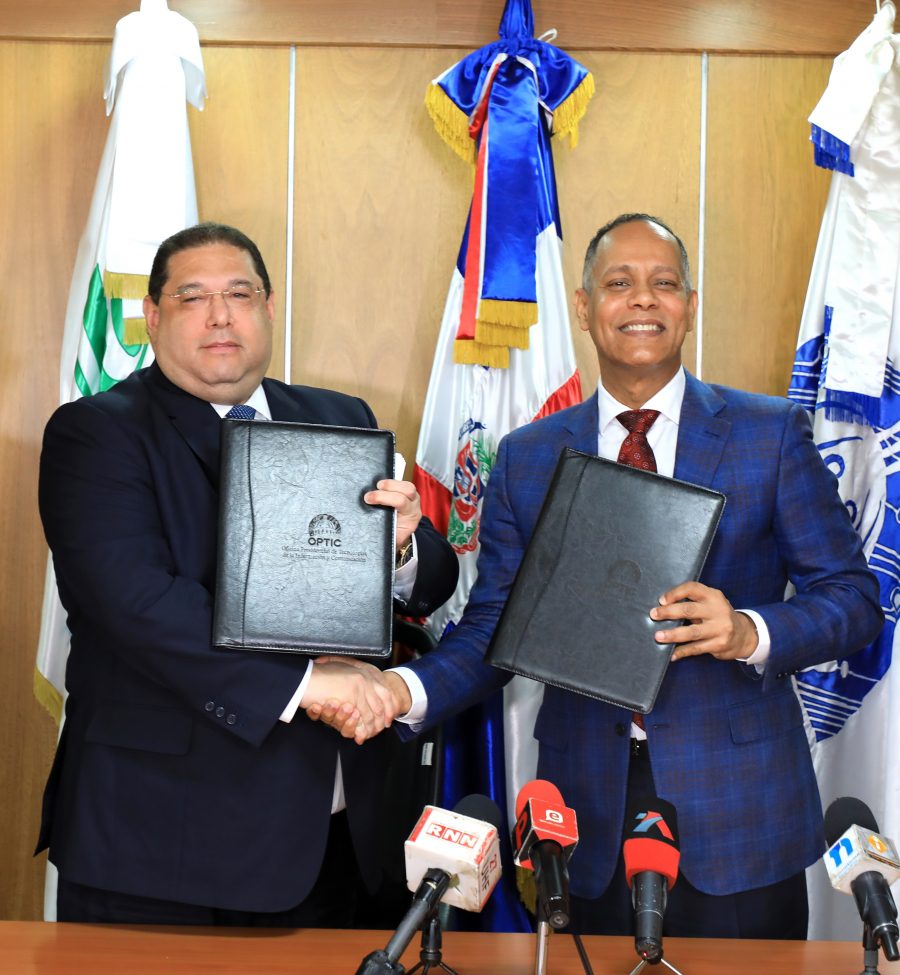 Firma de acuerdo entre el director de la OPTIC y director de la Lotería Nacional